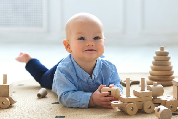 Éveillez les sens de votre bébé avec un bâton de pluie en bois pour bébé : un jouet sensoriel essentiel